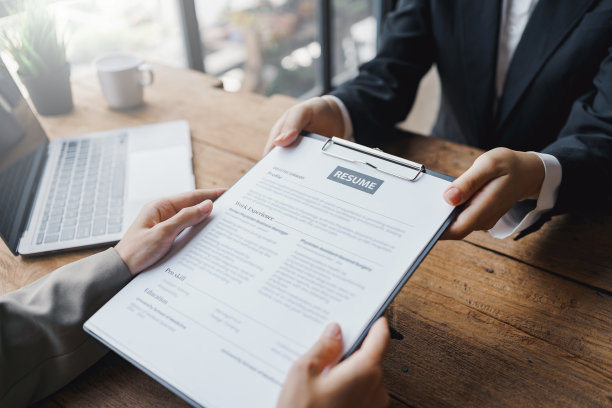 新毕业的女性填写人力资源部的申请表，审查并准备好你的个人文件、学术经历和面试细节。图片下载