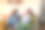 所爱的人。幸福的年轻夫妇和他们的小狗一起在家里过圣诞节。一名女子拍下了男友亲吻自家狗的照片。图片下载