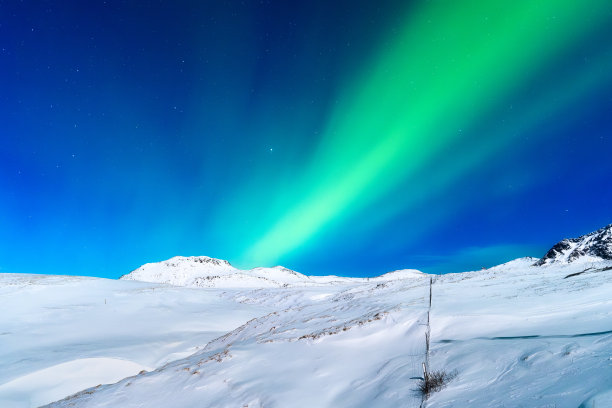 北极光。北极光和星空。大自然。斯堪的纳维亚国家。雪和冰在山上。冬天的风景。照片作为背景和壁纸。图片下载