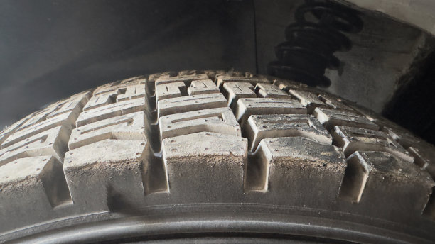 旧的和新的汽车轮胎库存照片图片下载
