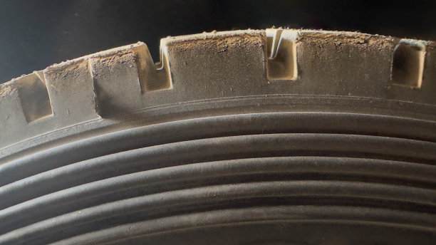 旧的和新的汽车轮胎库存照片图片下载