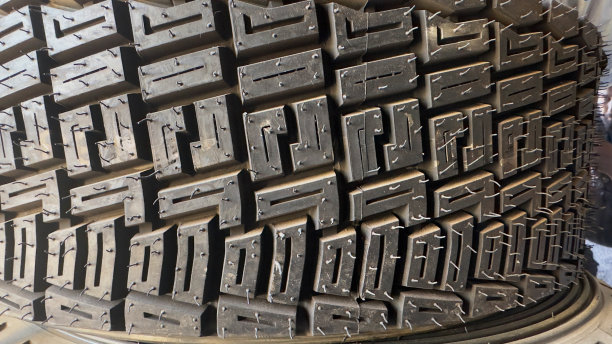旧的和新的汽车轮胎库存照片图片下载
