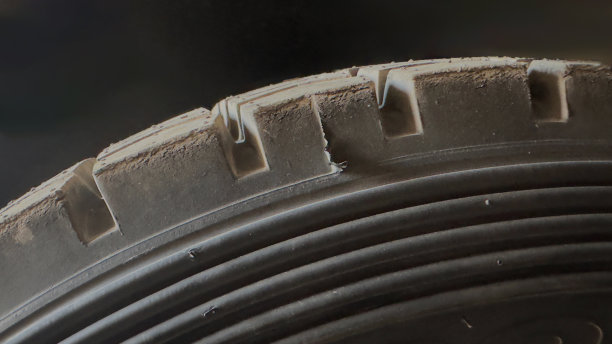 旧的和新的汽车轮胎库存照片图片下载