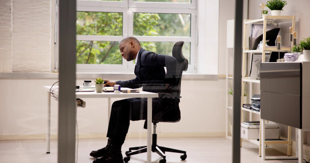 背部疼痛，坐姿不好图片下载