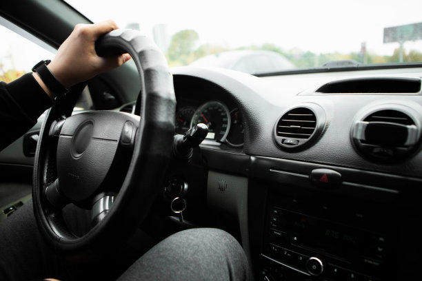 司机的手一直放在方向盘上。汽车内饰图片下载