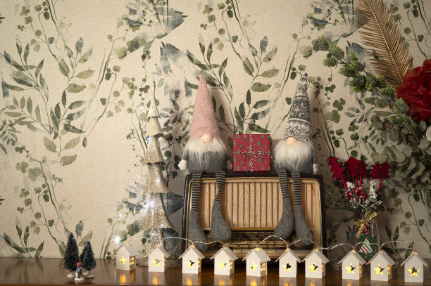 客厅餐具柜里的圣诞装饰品图片下载