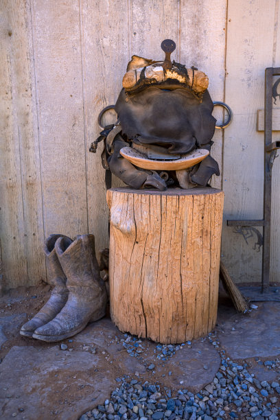 旧靴子和旧马鞍图片下载