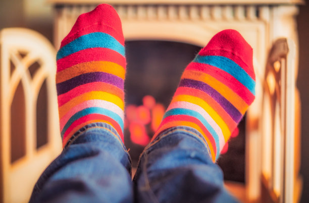 晚上，脚在火炉边图片下载