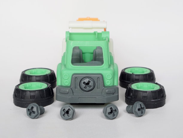 DIY塑料拖车玩具孤立的白色背景与copyspace横幅。正面照片图片下载