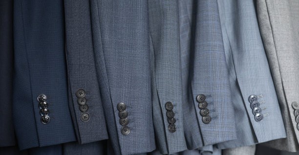 男士西装外套和领带整齐地挂在橱柜舒适的存储组织特写图片下载