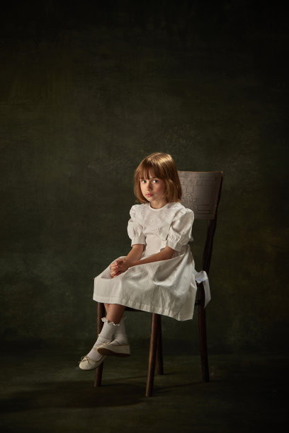 迷人的小女孩的肖像，在古老的背景下穿着白色连衣裙的孩子。仙女公主或女王。故事的女主角。图片下载