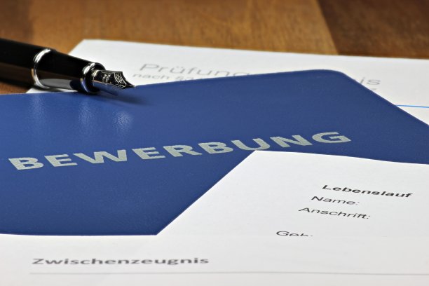 桌面上的德国工作申请文件图片下载
