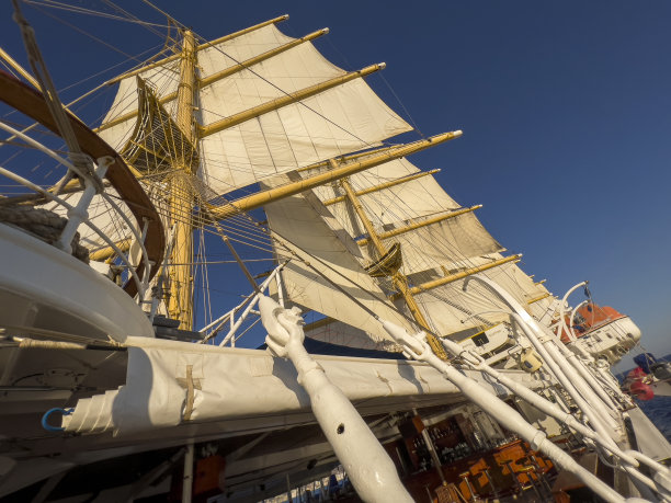 日出时，帆船张开了帆图片下载