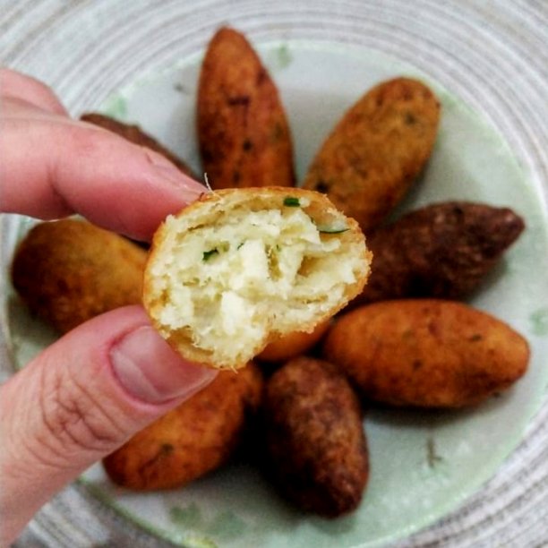 炸奶酪的鳕鱼饼。图片下载