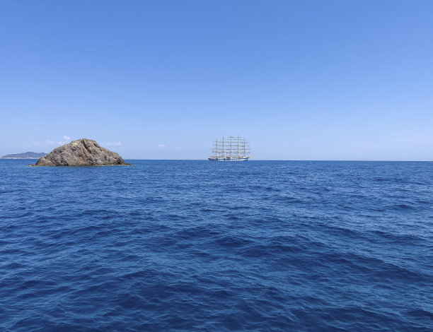 浅蓝色的天空，深蓝色的大海和蓝白色的船图片下载