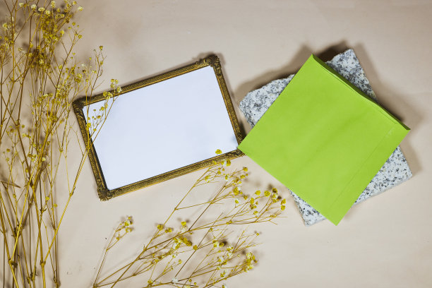 金色的图片或相框模型，黄色婴儿的呼吸，石膏和绿色的信封在大理石讲台上，米色的背景图片下载