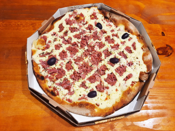 意大利辣香肠比萨饼。图片下载