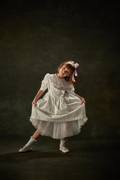 陛下。优雅的小公主的肖像，女孩穿着白色礼服在复古的背景。童话人物。故事的故事。图片下载