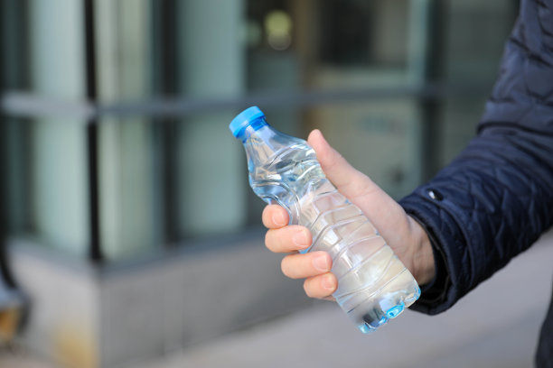 中年商人手里拿着一瓶水图片下载