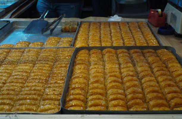 市场上果仁饼摊上的果仁饼托盘图片下载