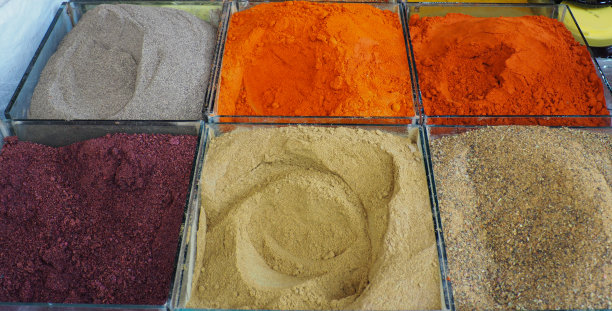 市场上出售的五颜六色的香料图片下载