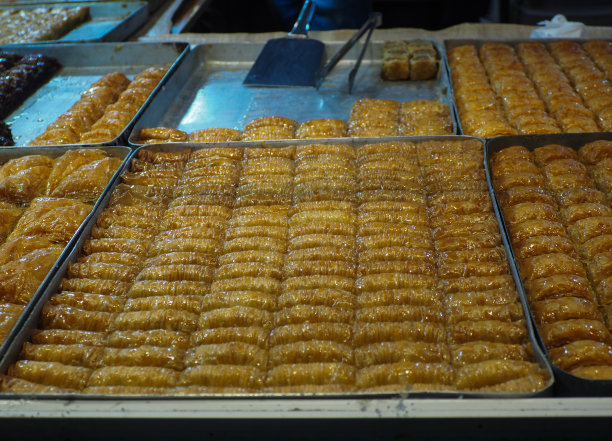 市场上果仁饼摊上的果仁饼托盘图片下载