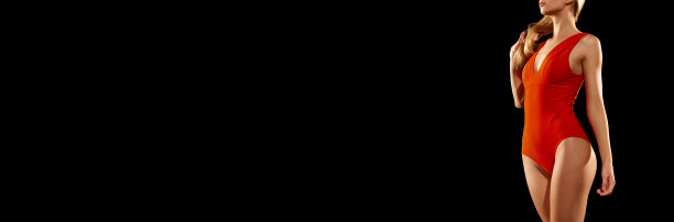 横幅。海报。美丽苗条的女性身体，穿着时髦的红色内衣和泳衣，在黑暗的工作室背景下摆姿势。黑色的模式图片下载