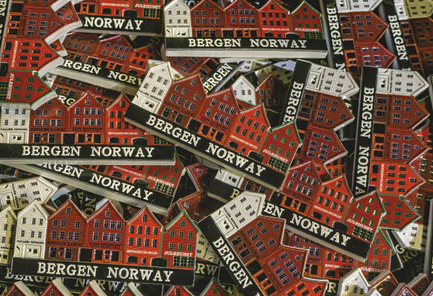 挪威，霍达兰郡，卑尔根，布里根和老码头，被联合国教科文组织列为世界遗产，一系列磁铁承载着该地区的肖像图片下载