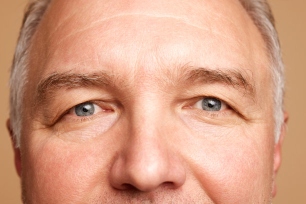 特写照片，中年，45岁男性脸，眼睛，眉毛孤立米色工作室背景。图片下载