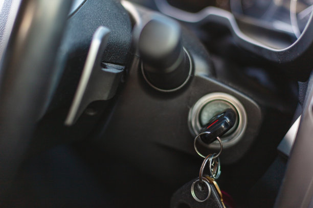 在美国西部的汽车钥匙点火伤害和预防受损驾驶照片系列图片下载