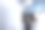 理赔代理人拍摄安装火灾报警器的照片并寄给保险公司。女理赔员报告火灾报警系统。戴眼镜的红头发理赔代理人检查入口处附近的火警。图片下载