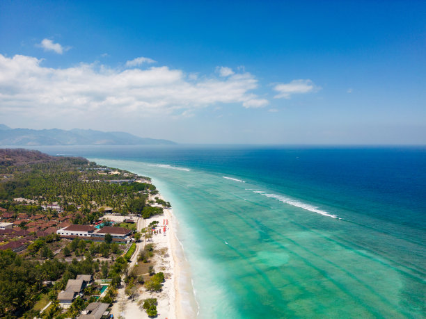 热带海滩度假胜地无人机航拍照片。龙目岛吉利特拉万安鸟瞰图图片下载