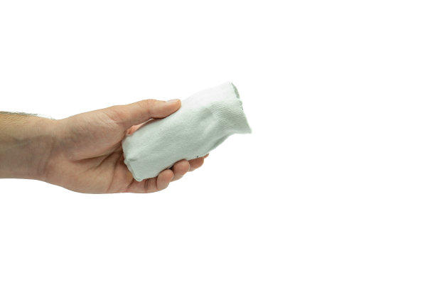 男性手拿折叠白袜子孤立在白色背景图片下载