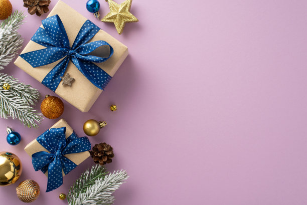 迷人的节日魅力:俯视图照片展示工艺礼盒，闪闪发光的树装饰，叮当声，淡紫色表面上的雪松枝，为您的文字或广告提供充足的空间图片下载