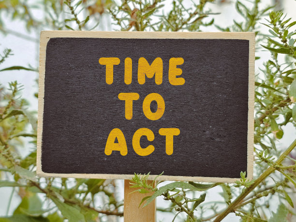 黑板上写着行动的时间图片下载