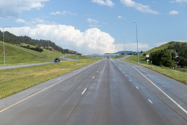 下雨时在路上行驶图片下载