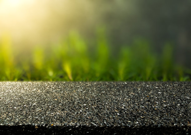 那张黑石桌子是空的。模糊的背景，绿色的森林与闪闪发光的灯光为产品展示图片下载