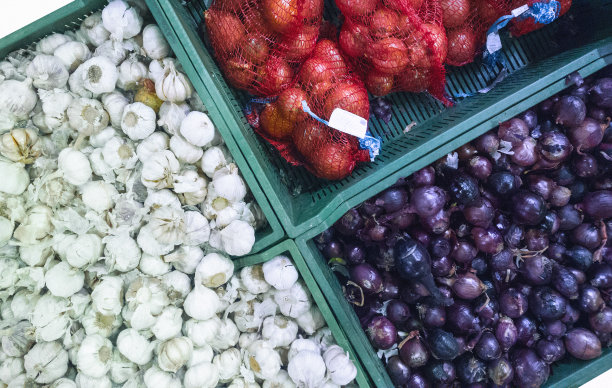 市场上各式各样的洋葱和大蒜图片下载