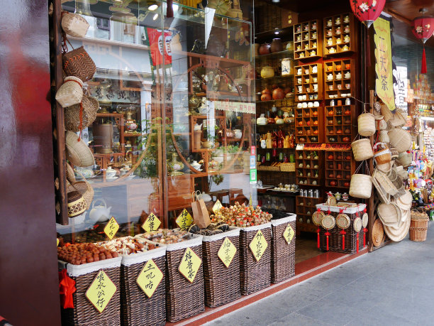 在汕头镇或汕头市的当地现代经典精品店出售纪念品、礼品、时尚服装图片下载