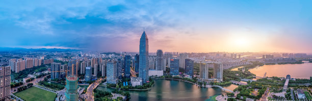 夕阳下的城市全景航拍照片图片下载