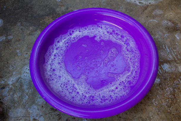 紫色盘子里有肥皂和泡沫图片下载