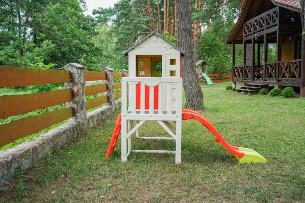 夏天，花园里有孩子们的游戏室，后院有孩子们的房子图片下载