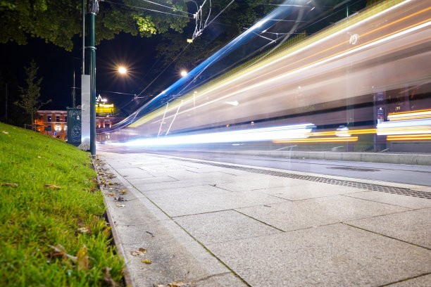 挪威奥斯陆的电车。长曝光照片。奥斯陆的夜生活。奥斯陆观光。图片下载
