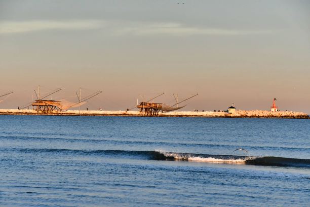 在意大利威尼斯索托马里纳，夕阳下海上的货船，照片为背景图片下载