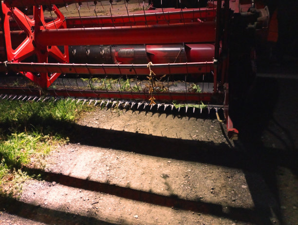 红色联合收割机的夜间照片。街灯下的联合收割机。农业工业和农业机械。图片下载