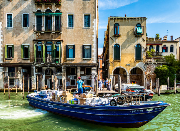 威尼斯典型的运输船图片下载