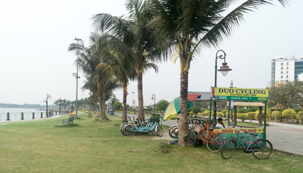 停放在公共花园里供出租的自行车。2022年3月22日，印度南亚，西孟加拉邦新镇，加尔各答生态旅游公园的自行车租赁图片下载
