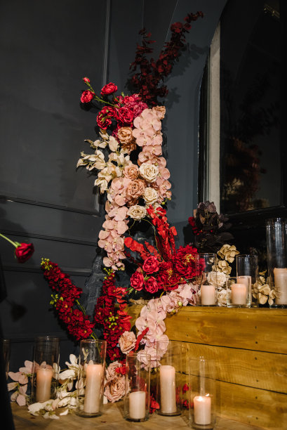 在餐厅浪漫约会。奢华的烛光装饰情侣在情人节。地点有拱门，墙壁，照片区装饰鲜花，装饰蜡烛惊喜求婚。图片下载