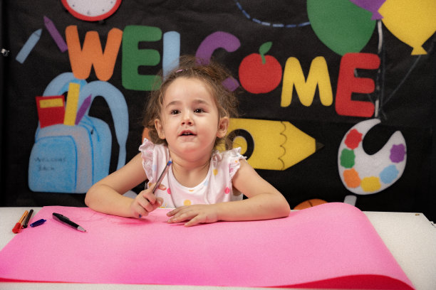 兴奋的小女生正准备返校图片下载