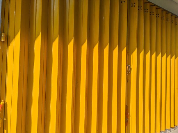 从侧面看照片中商店的黄色门图片下载